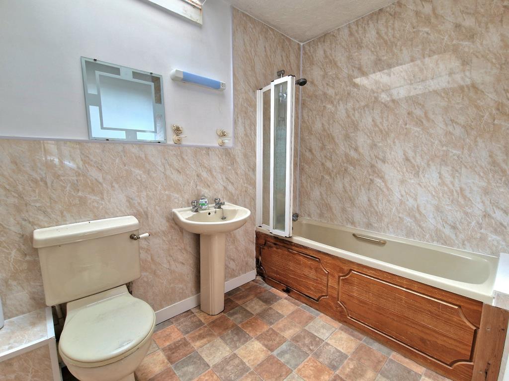 Lot: 122 - DETACHED BARN CONVERSION IN COCKINGTON VILLAGE - Bathroom